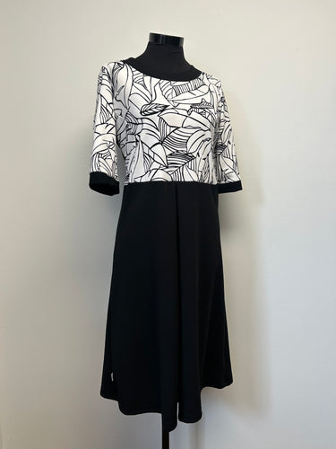 Ladies Adaptive Dress Black and White